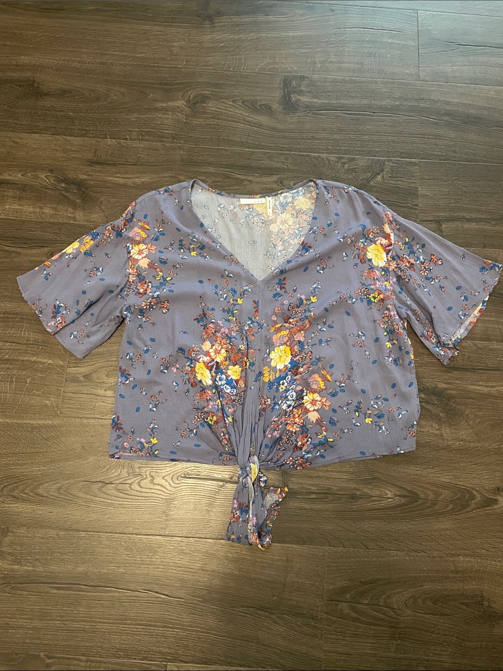 Luq Tie-Front V-Neck Women's Lavender  Top w/ Floral Pattern, Size Small